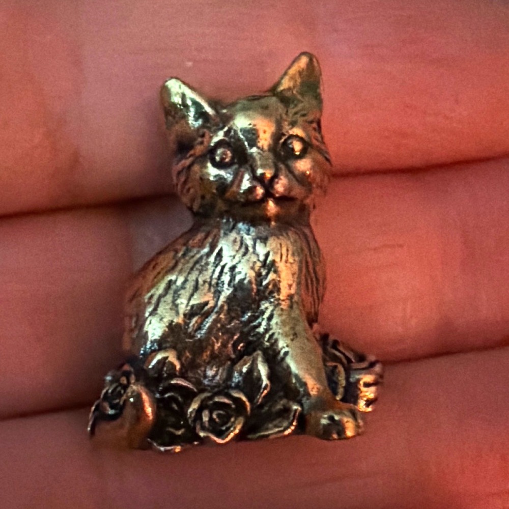 Cat Brass Cat‎ Sitting Figurine Surrounded by Flowers Floral Figure